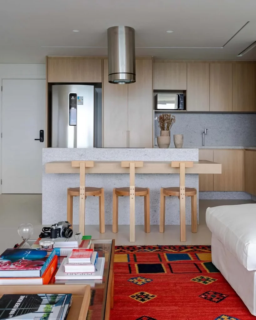 Ponto de destaque vermelho na sala e cozinha integrada.