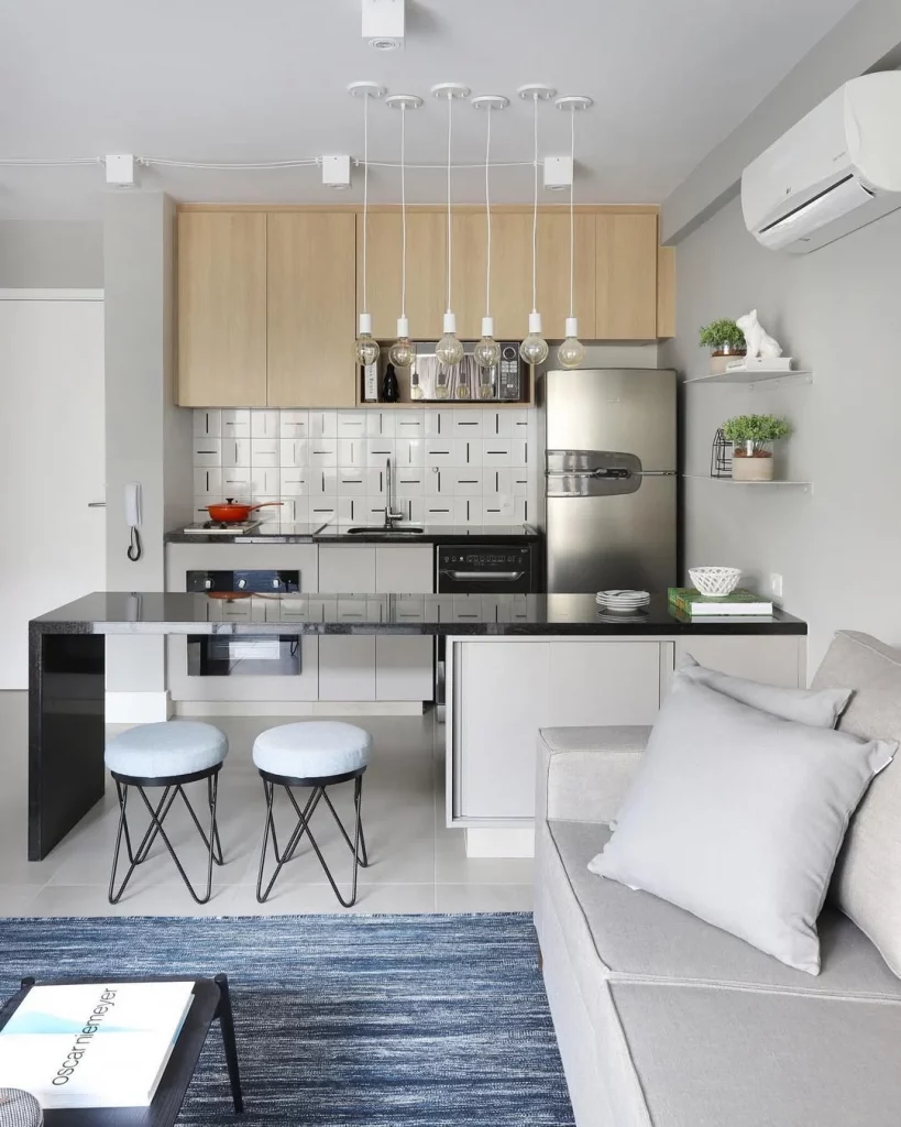 Espaço aconchegante em casa de sala e cozinha conjugada.