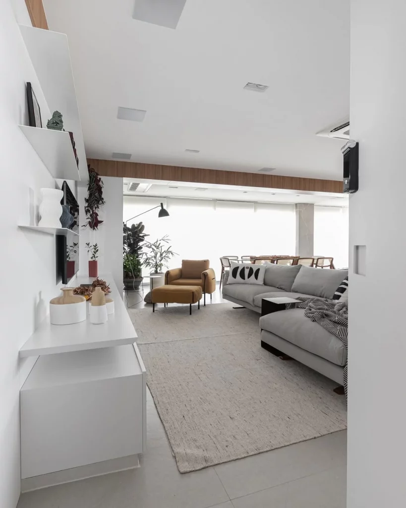 Sala neutra e confortável em tons de cinza.