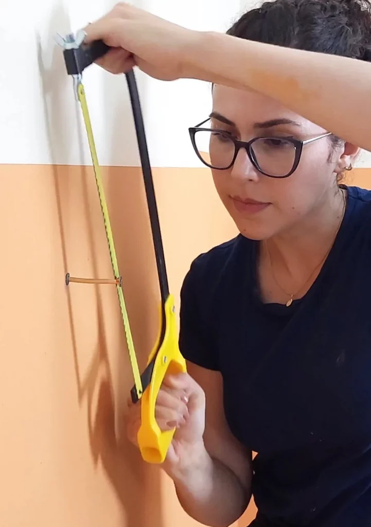 Serrando a cabeça do parafuso na parede.