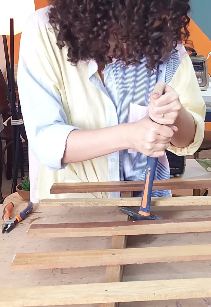 Retirando ripa de madeira do estrado de cama para alterar o padrão.