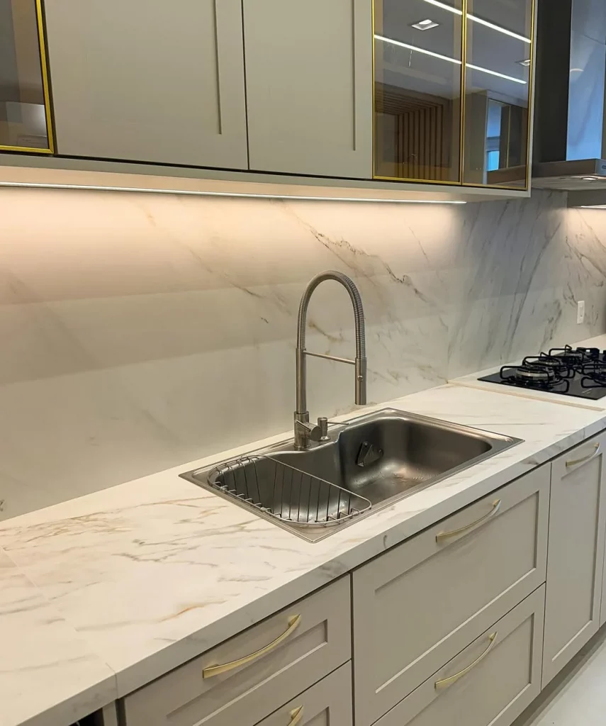 Cozinha com bancada de mármore clássico.
