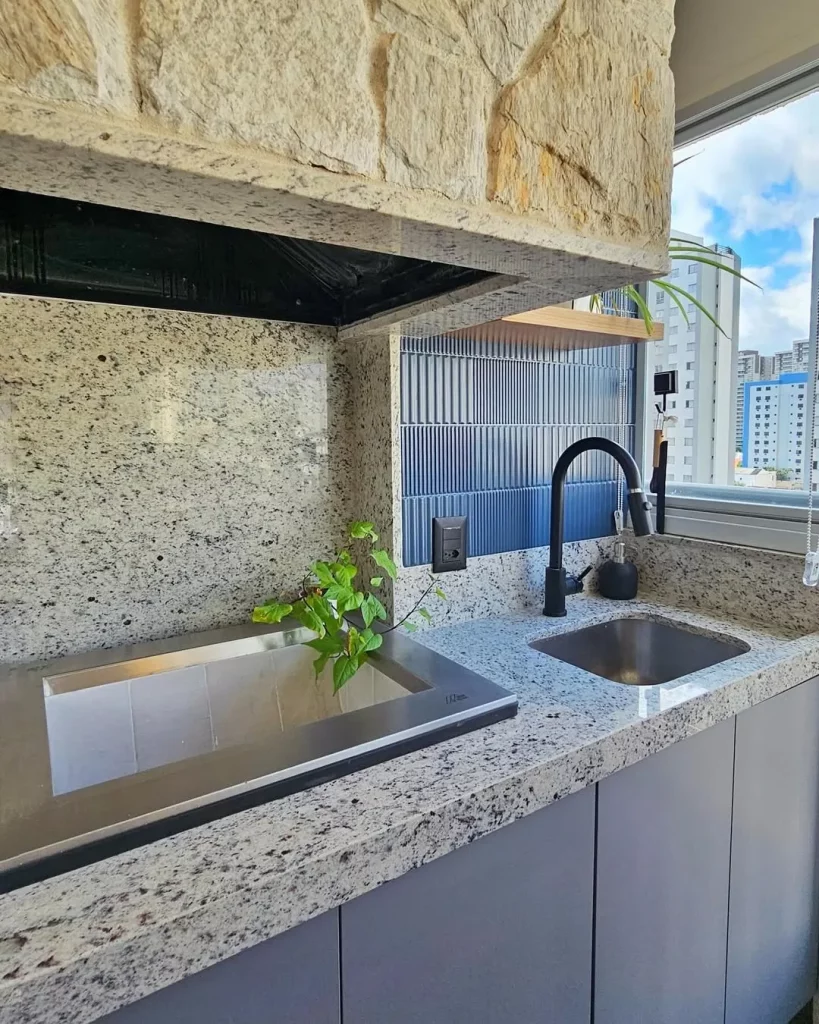 Bancada de granito na área gourmet.