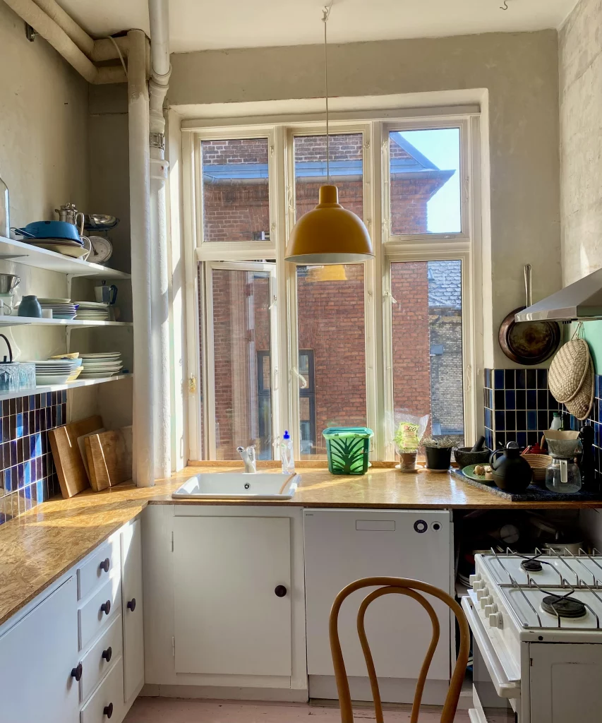 Bancada de madeira em casa aconchegante de frente para janela.