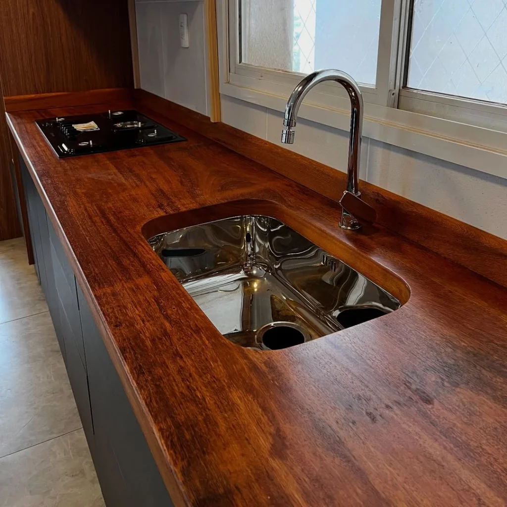 Bancada de cozinha de madeira tratada.