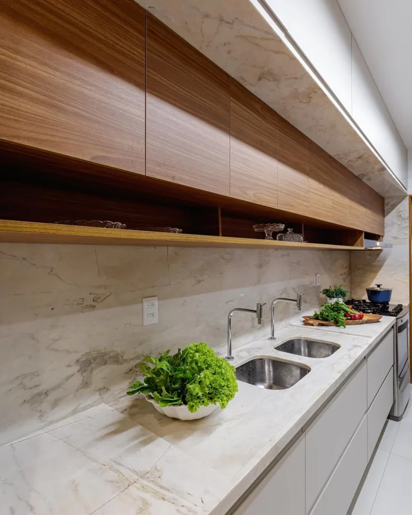 Bancada de pia elegante com armário de madeira.