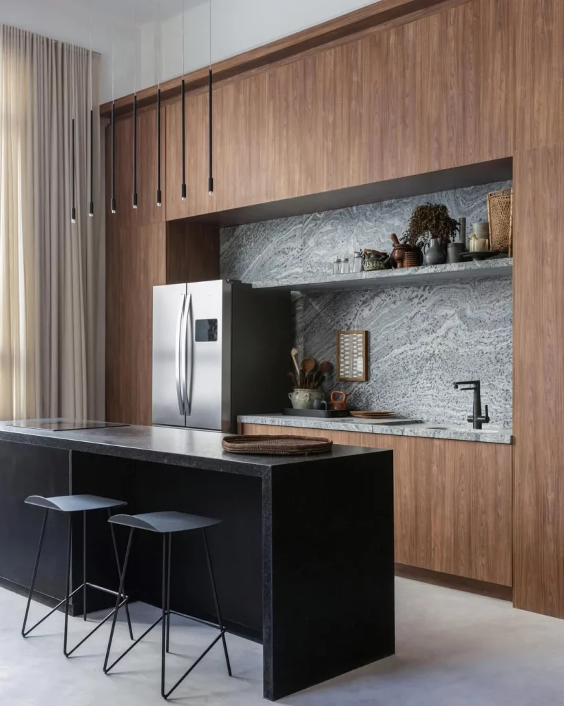 Cozinha com balcão preto e a bancada com o mesmo material da parede.