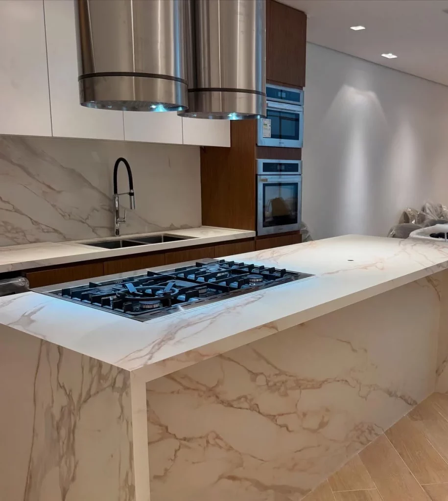 Bancada de mármore elegante para cozinha.