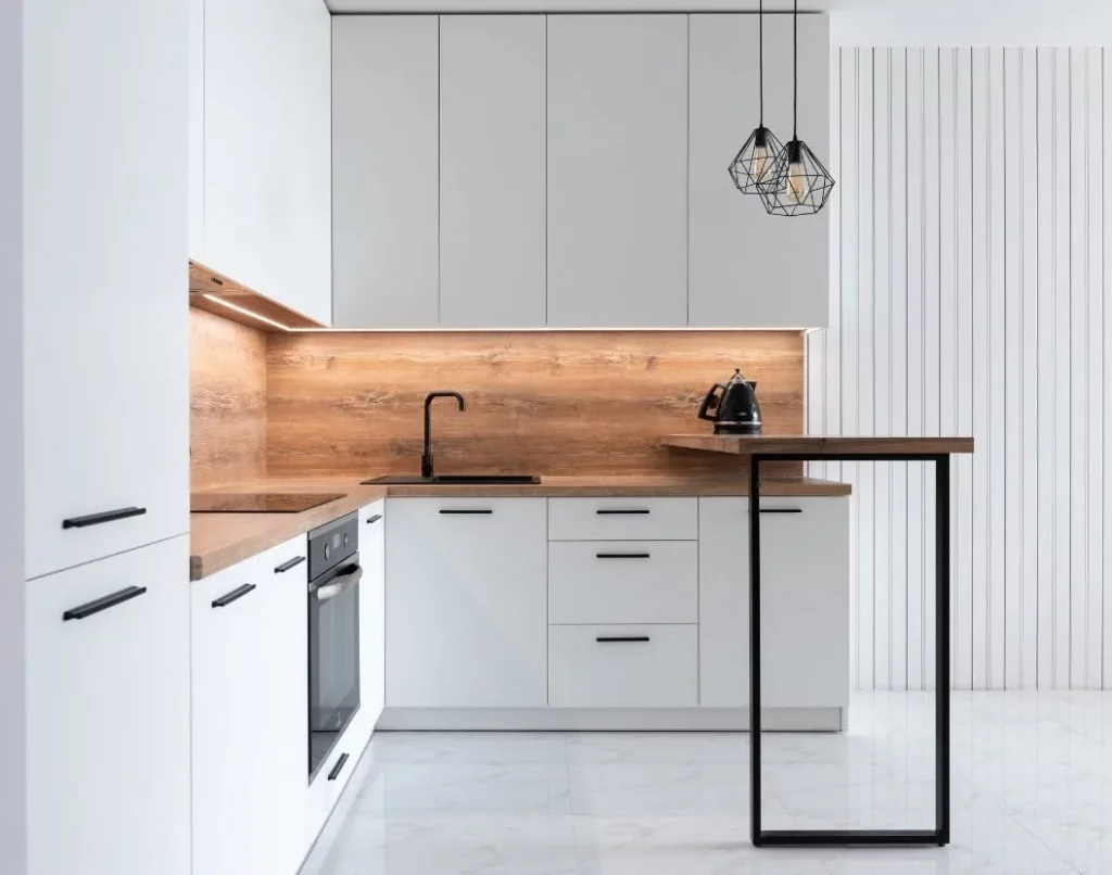 Cozinha com bancada de madeira e visual minimalista moderno.