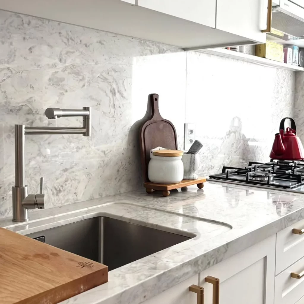 Bancada de cozinha de mármore.