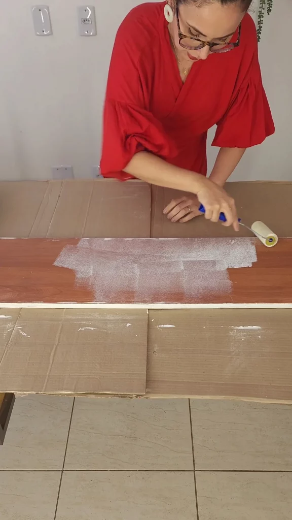 Passando batida de pedra no tampo do aparador.