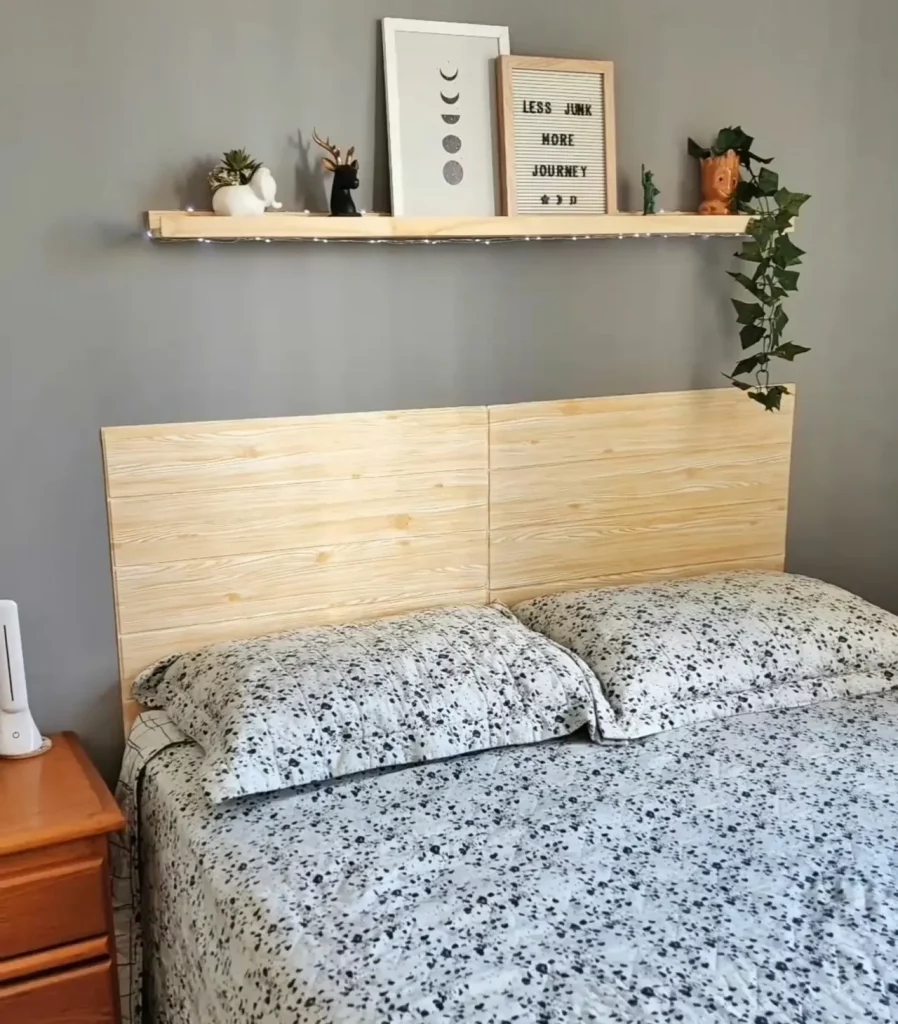 Cabeceira que imita madeira feita de painel adesivo 3d.