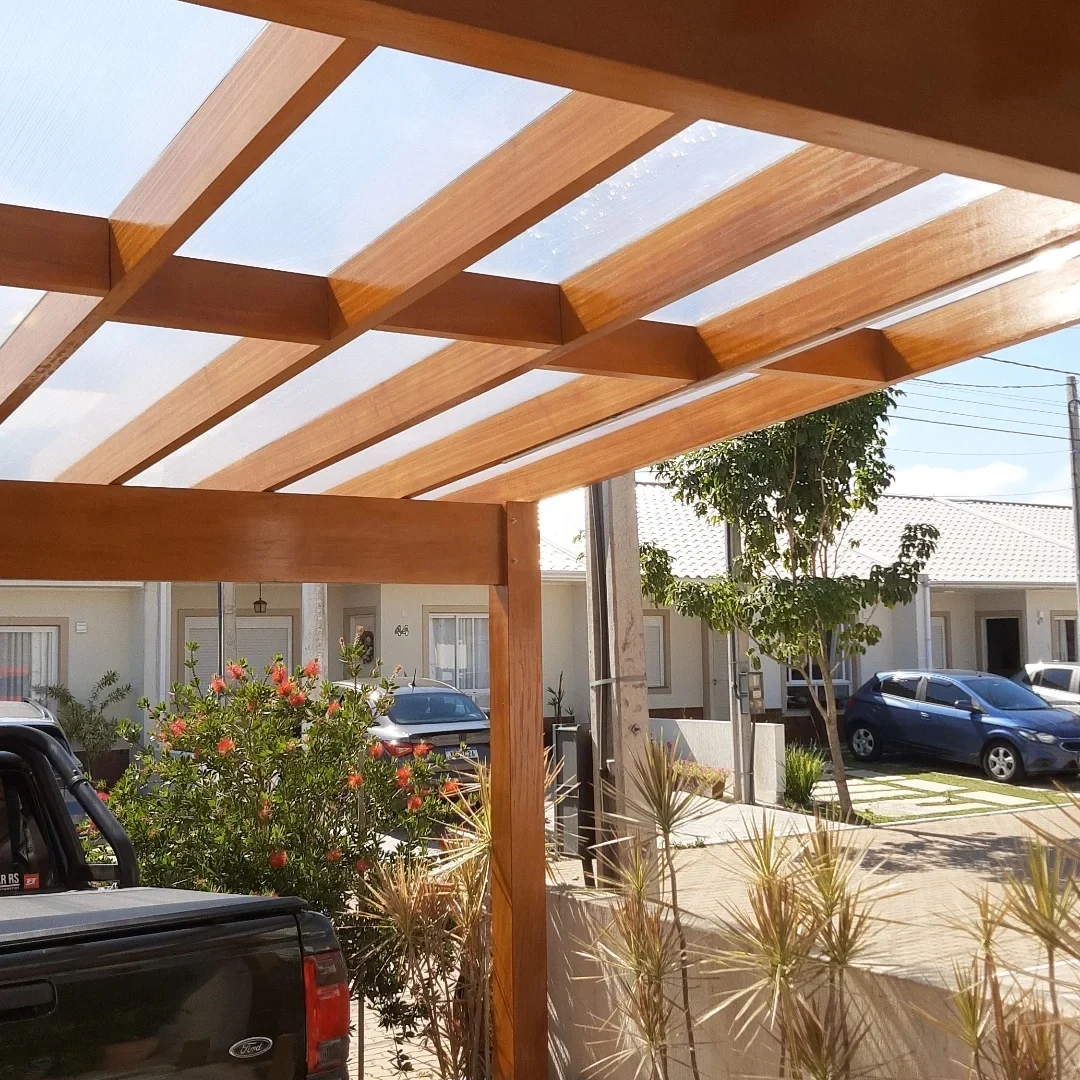 Pergolado com cobertura suave e transparente, estrutura de madeira.