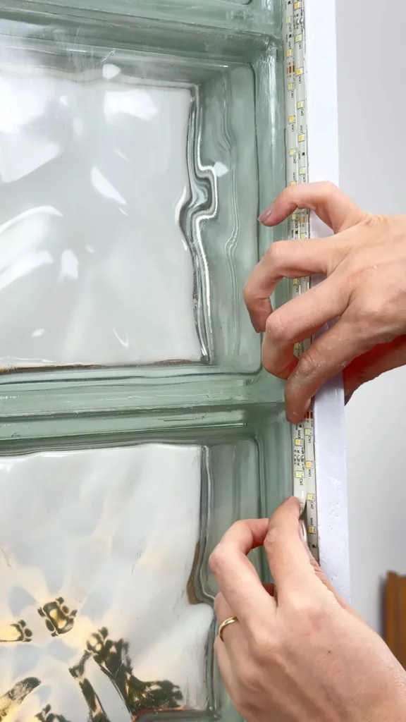 Colando as fitas de LED na margem de 2 cm da luminária.