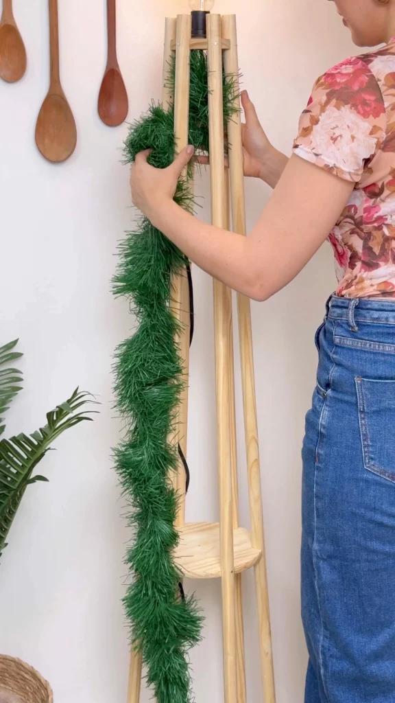 Colocando os festões enrolados nos cabos de madeira.