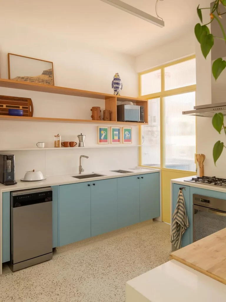 Prateleira de madeira na cozinha colorida de azul e amarelo.