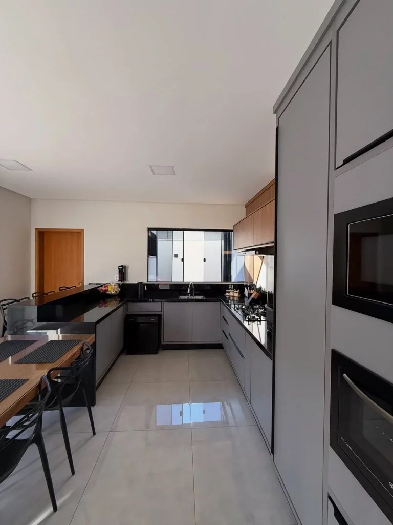 Bancada de cozinha em formato de U que se encaixa na mesa.