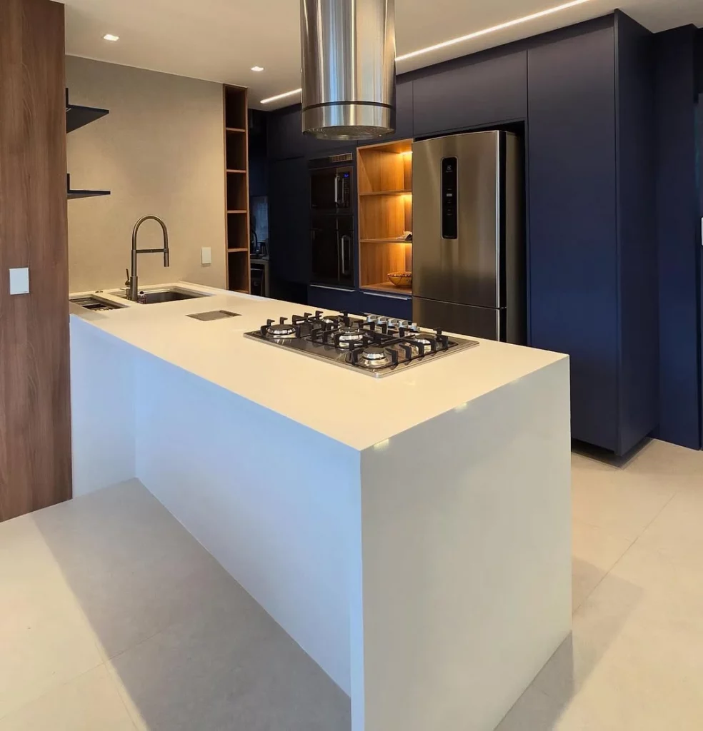 Bancada de cozinha branca com cooktop.