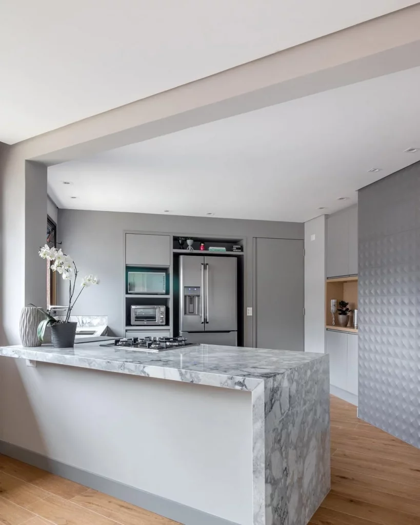 Cozinha com bancada de mármore cinza bem moderna.