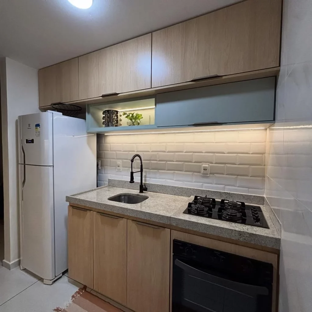 Bancada de cozinha pequena e charmosa.