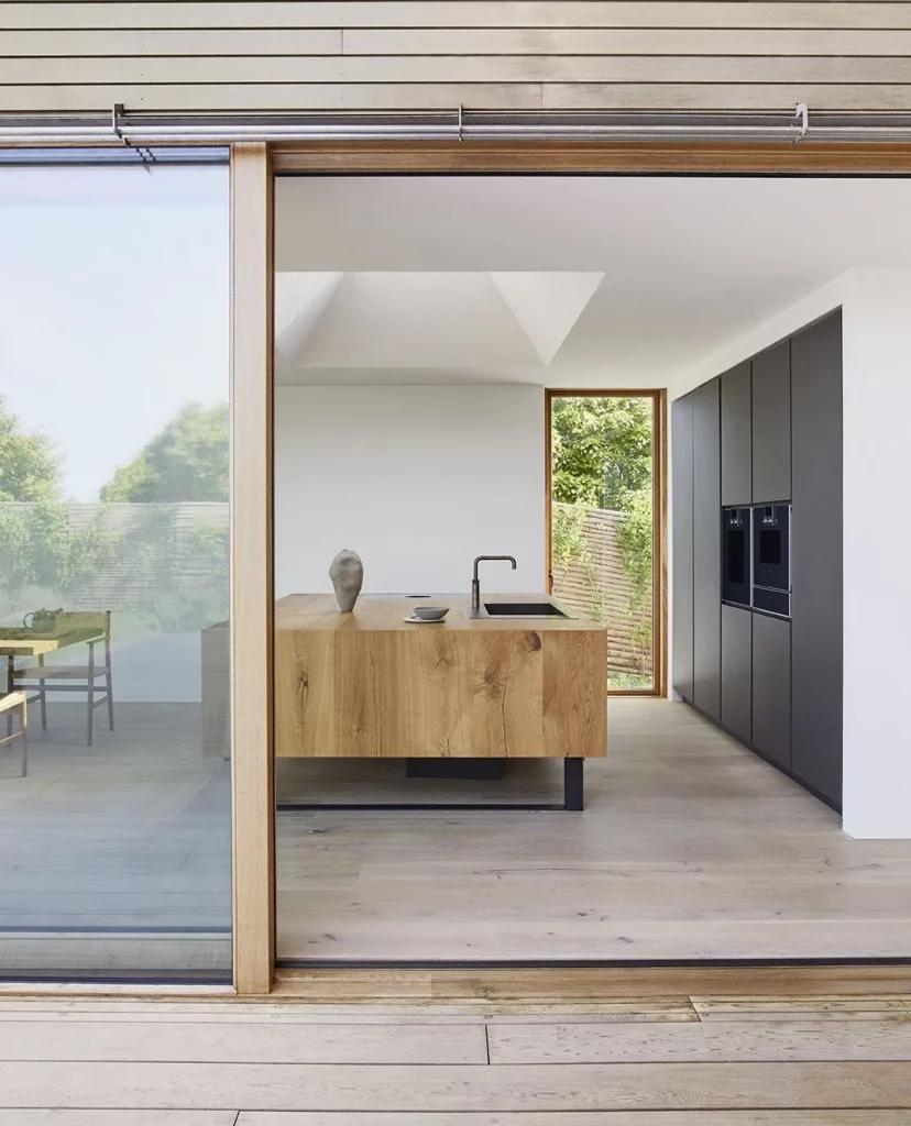 Bancada de cozinha de madeira.