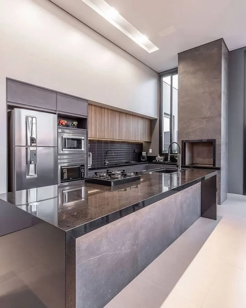 Cozinha elegante e em tons de cinza e preto, visual sóbrio.