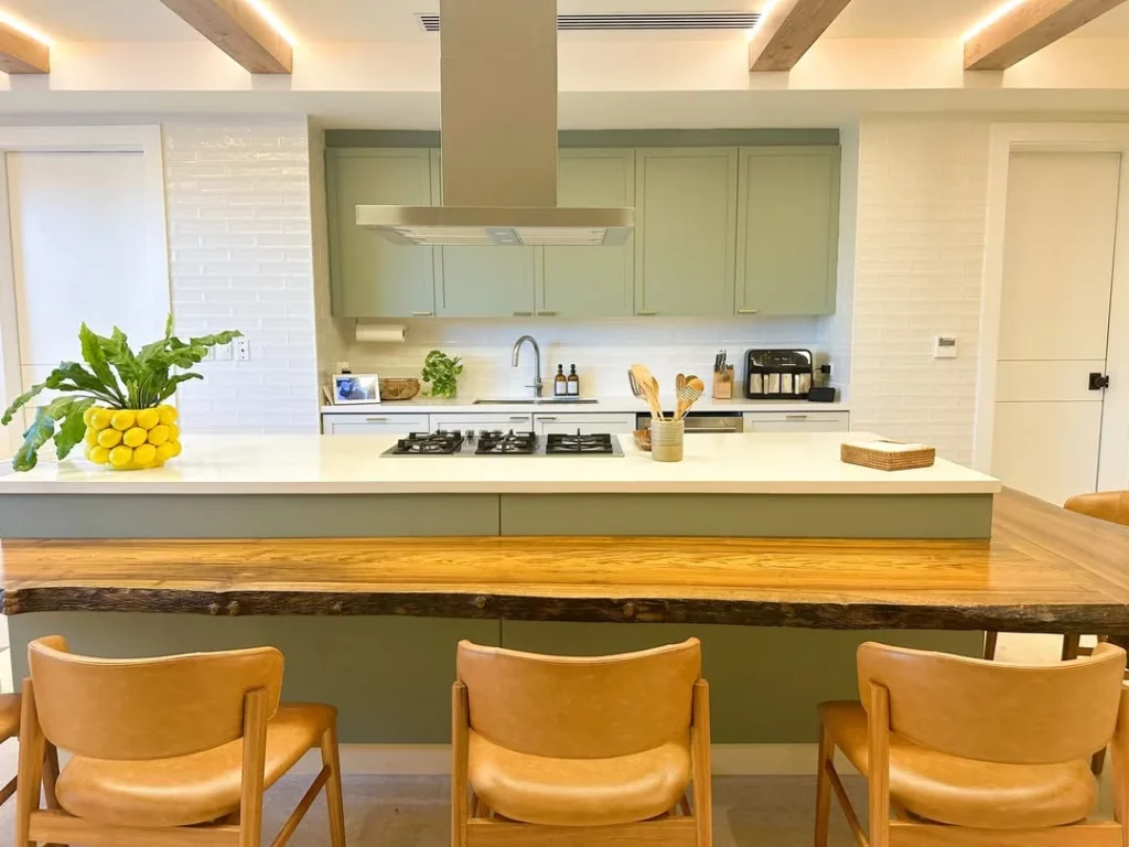 Cozinha com bancada e detalhe de madeira.