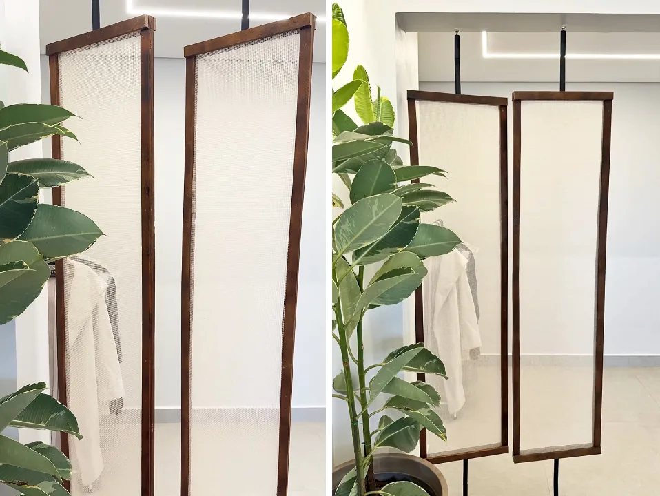 Divisória de ambientes aberta e fechada, feita de madeira com talagarça.