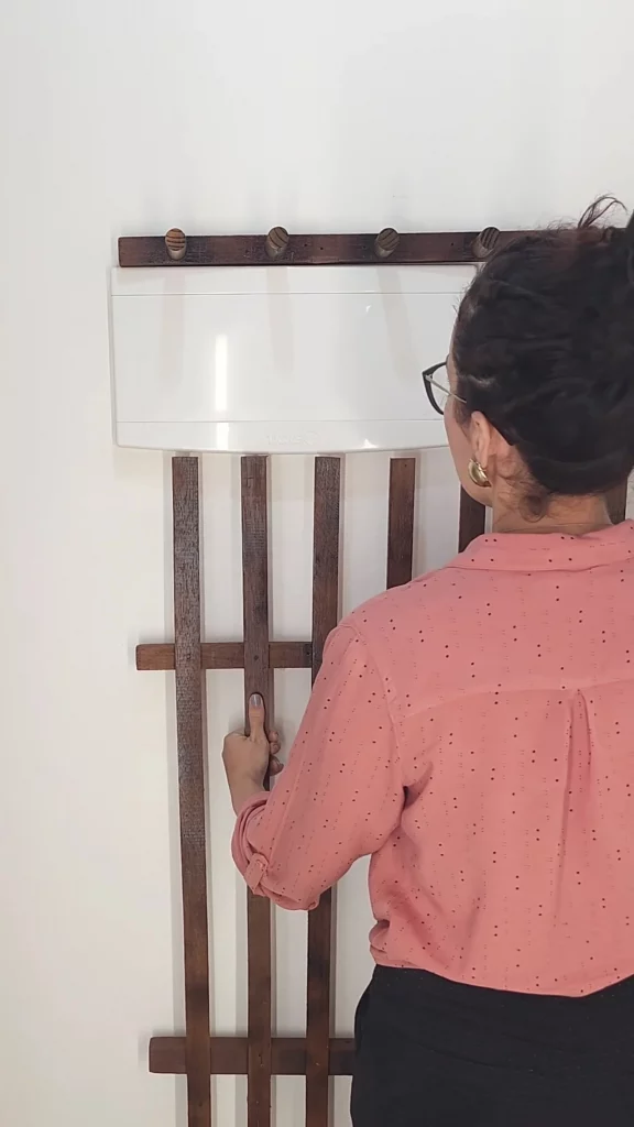 Corte da estrutura para encaixar o quadro de energia.