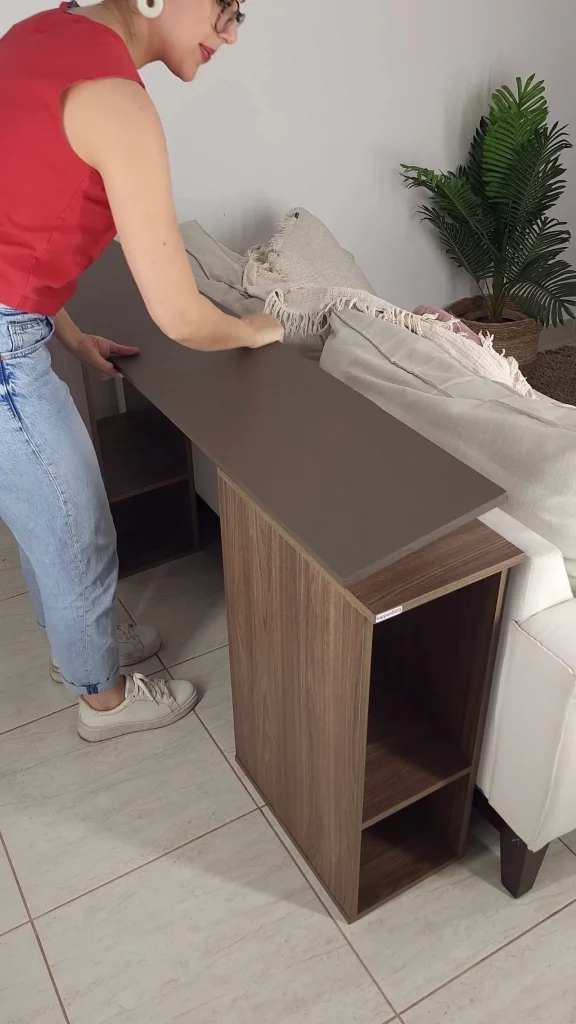 Encaixando o tampo na horizontal nos nichos para gabinete de computador.