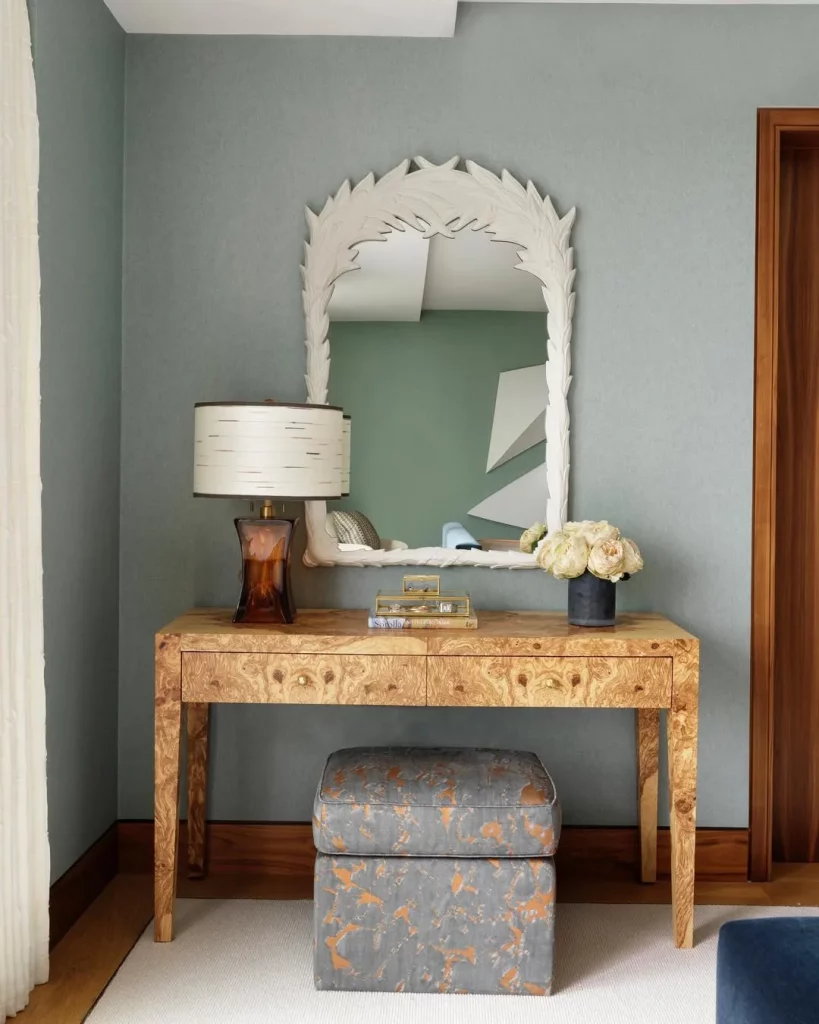 Penteadeira com espelho de moldura de gesso diferente e elegante.