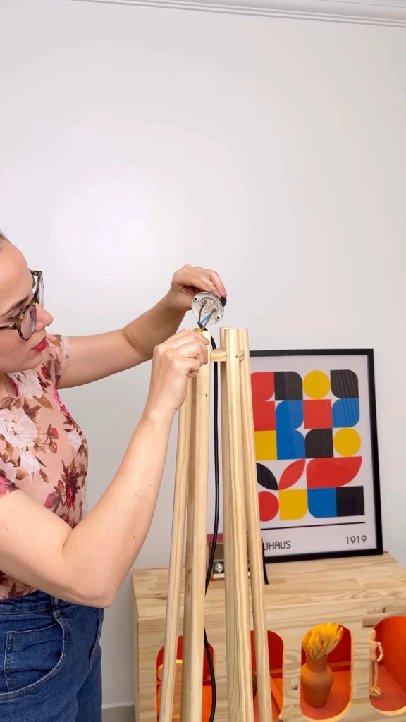 Instalando a fiação da lâmpada na estrutura.