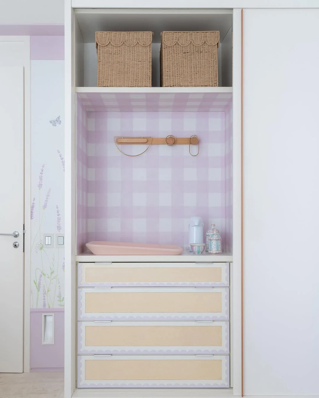 Fundo xadrez, cômoda branca com detalhes e caixas organizadoras textura natural.