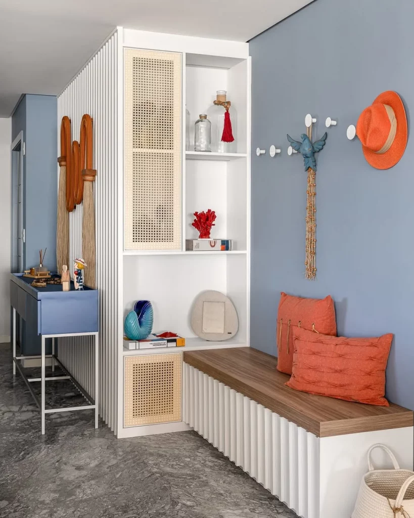 Hall de entrada colorido em tons de azul e terracota.