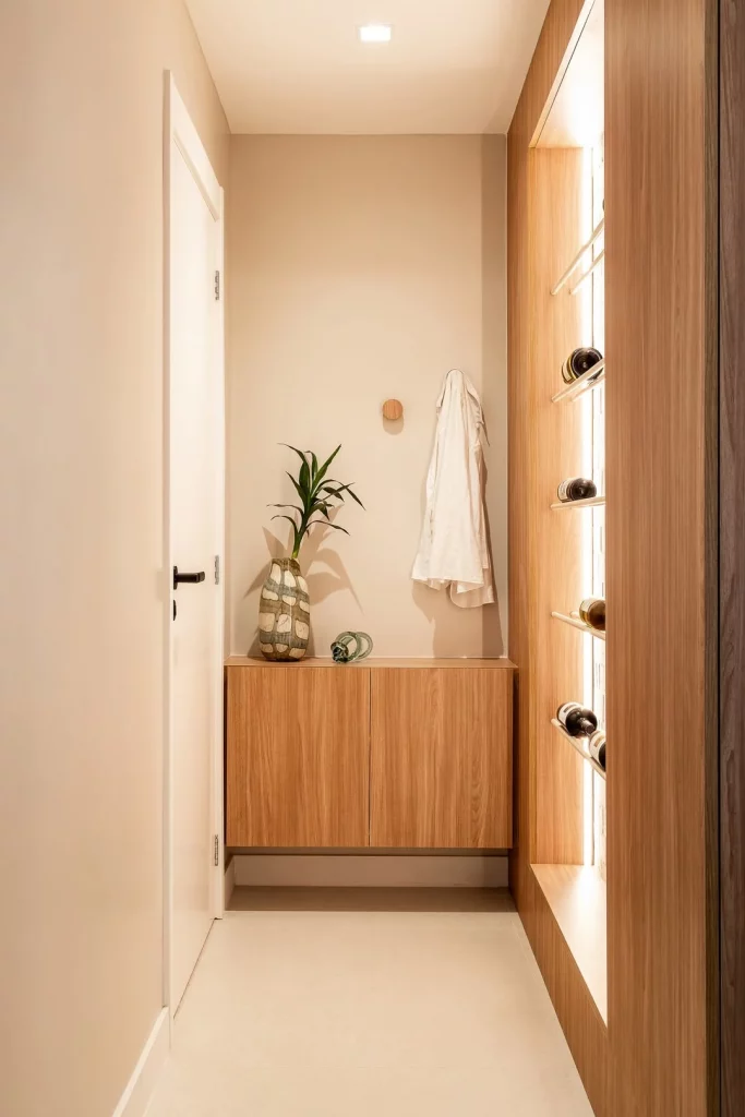 Aparador suspenso no hall de entrada pequeno e ganchos na parede.