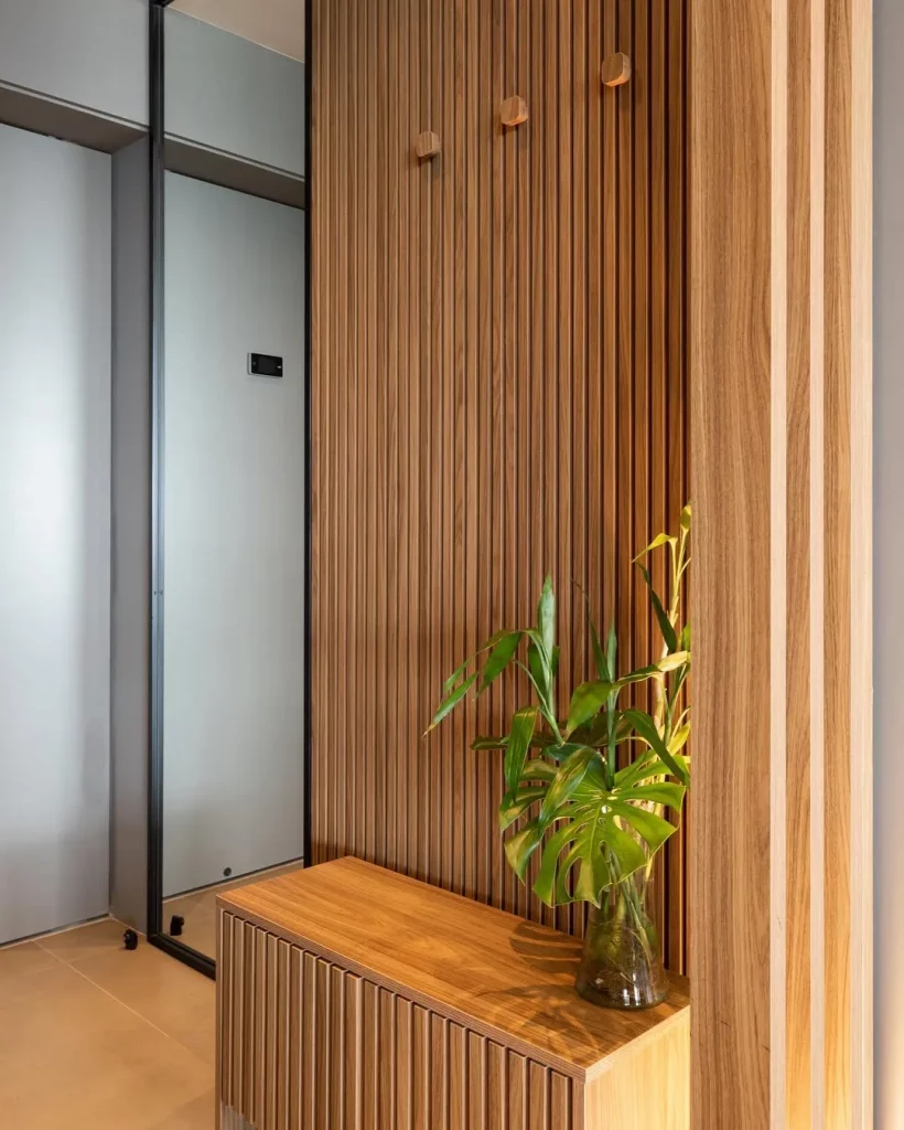 Hall de entrada moderno e aconchegante com muita madeira.