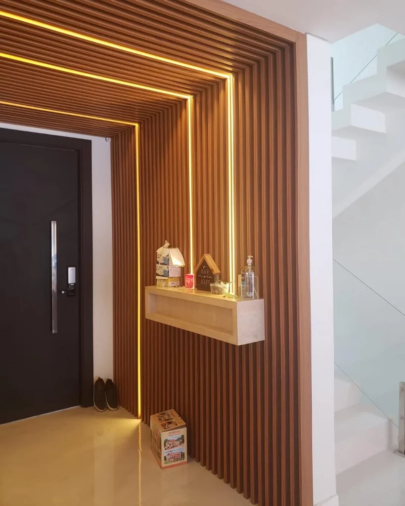 Hall de entrada com iluminação de fitas de led amarelas.
