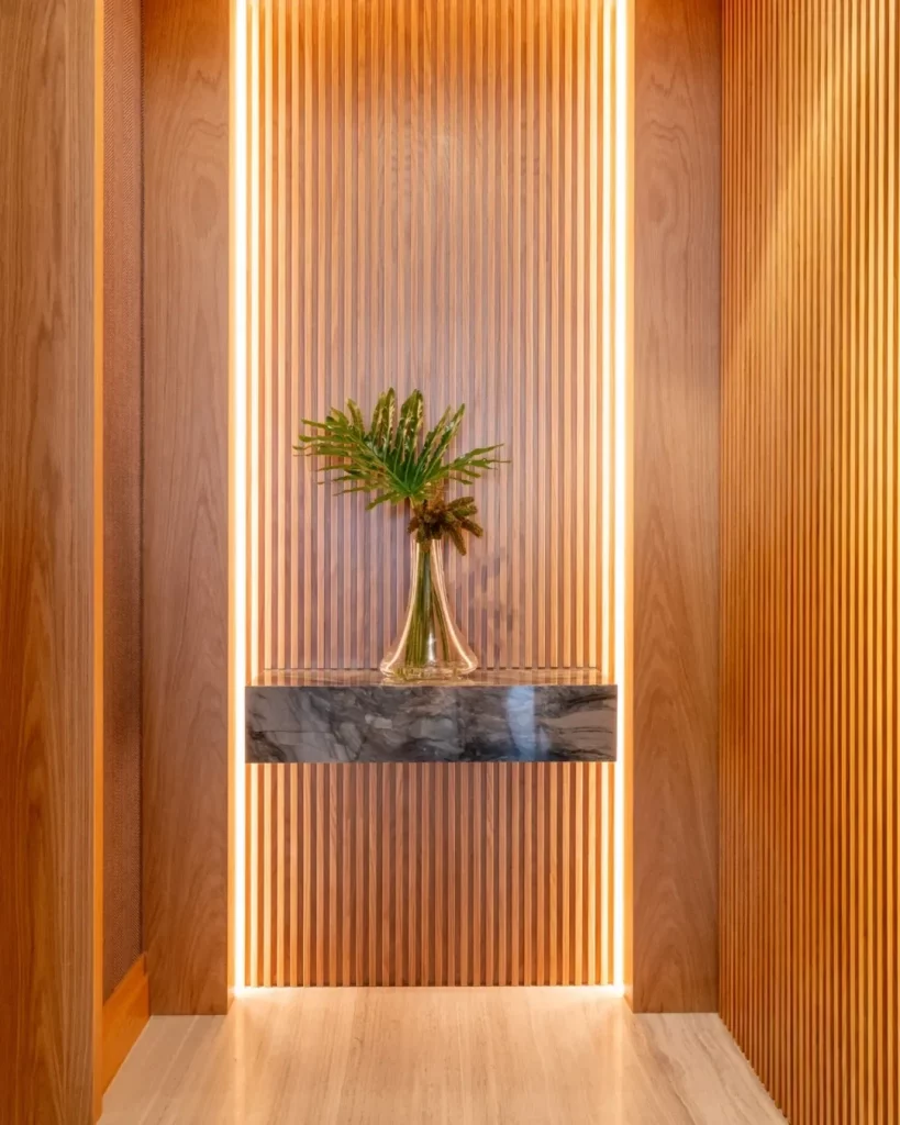 Prateleira suspensa em canto de casa com iluminação de led.