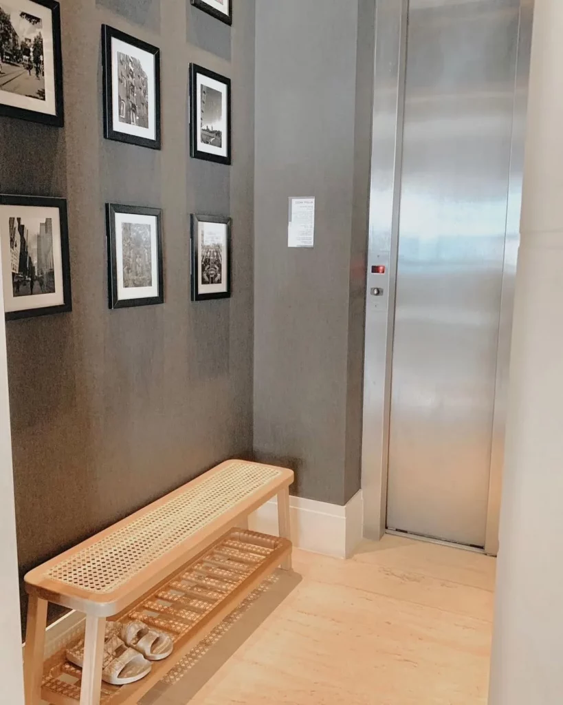 Hall de entrada com personalidade e fotografias.