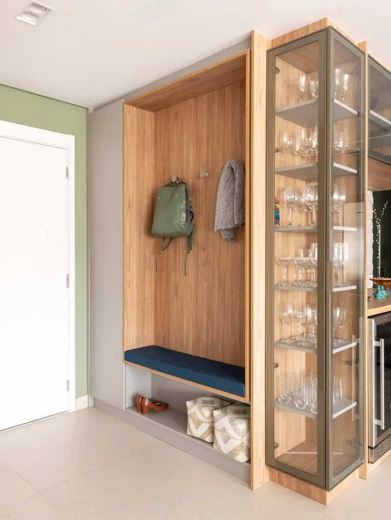 Hall de entrada com móveis funcionais, como sapateira.
