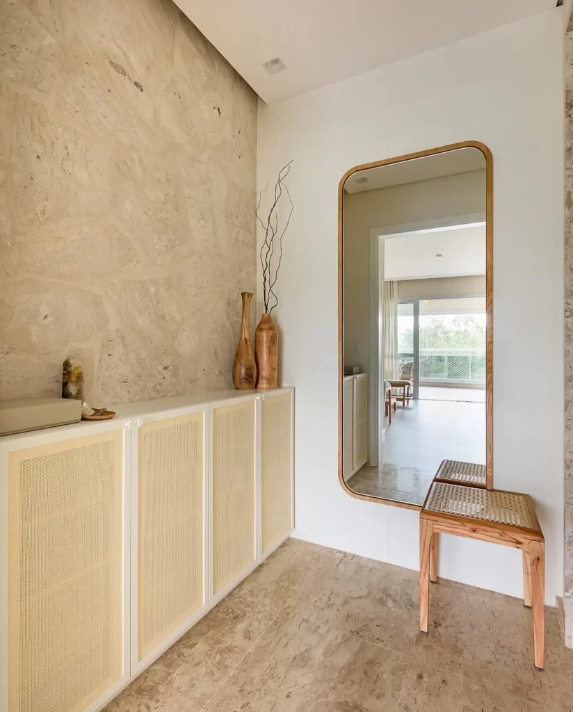 Hall de entrada minimalista, com poucos elementos e cores.