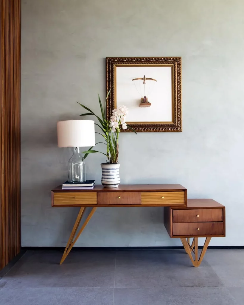 Hall de entrada de madeira e com quadro na parede. 