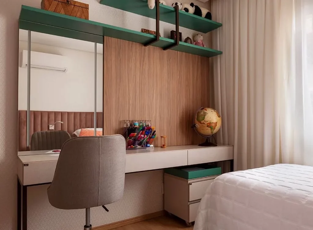 Penteadeira e espaço de home office com detalhes verdes e espaço organizado.