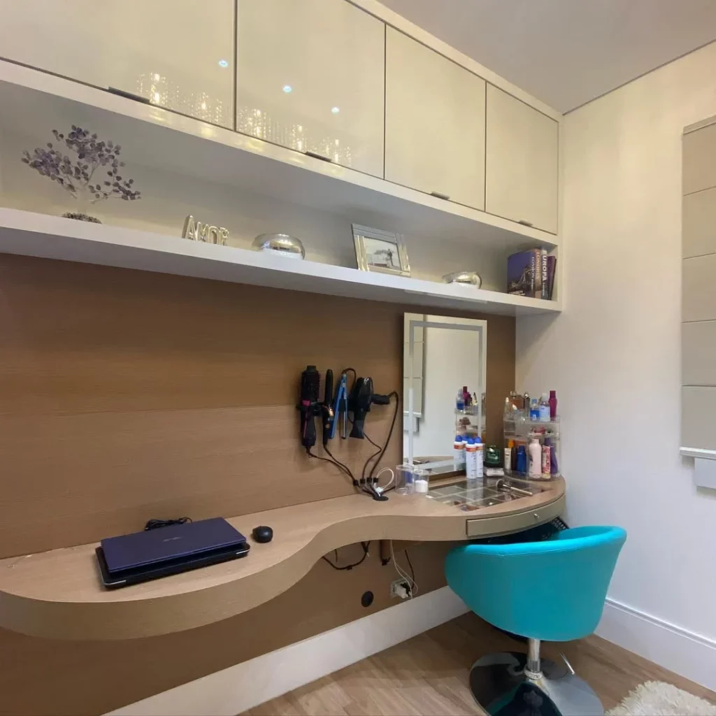 Penteadeira com home office, utensílios pendurados e formato ondulado da mesa.