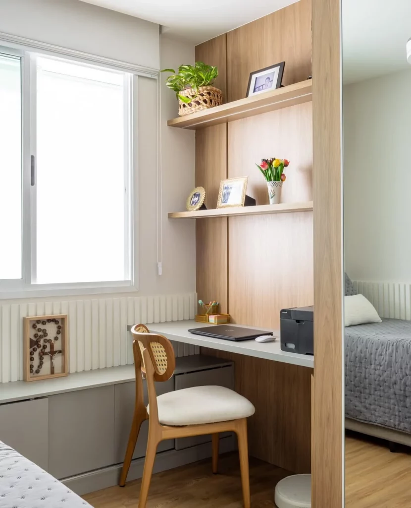 Prateleira de madeira para o home office no quarto.