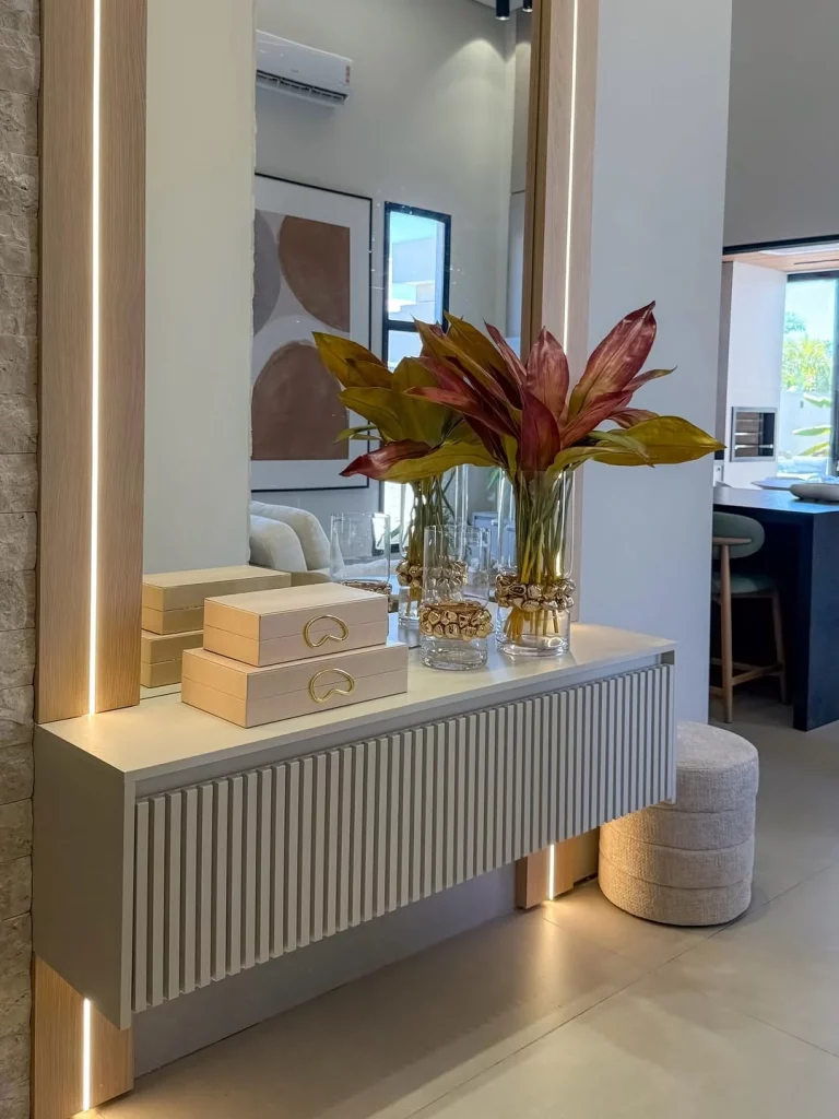 Decoração no hall de entrada elegante e mais clássica.