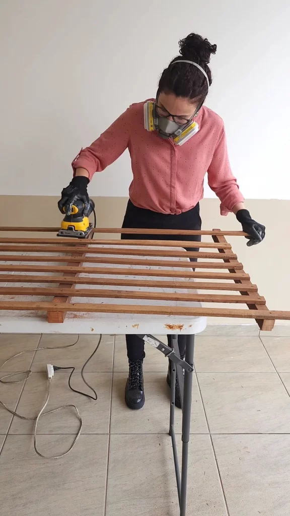 Lixando a estrutura do estrado de cama.