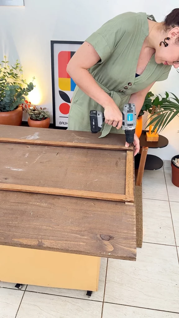 Fazendo a moldura da divisória de ambientes com ripas do estrado de cama.