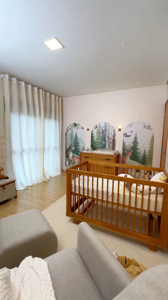 Móveis do quarto de bebê, berço e cômoda.