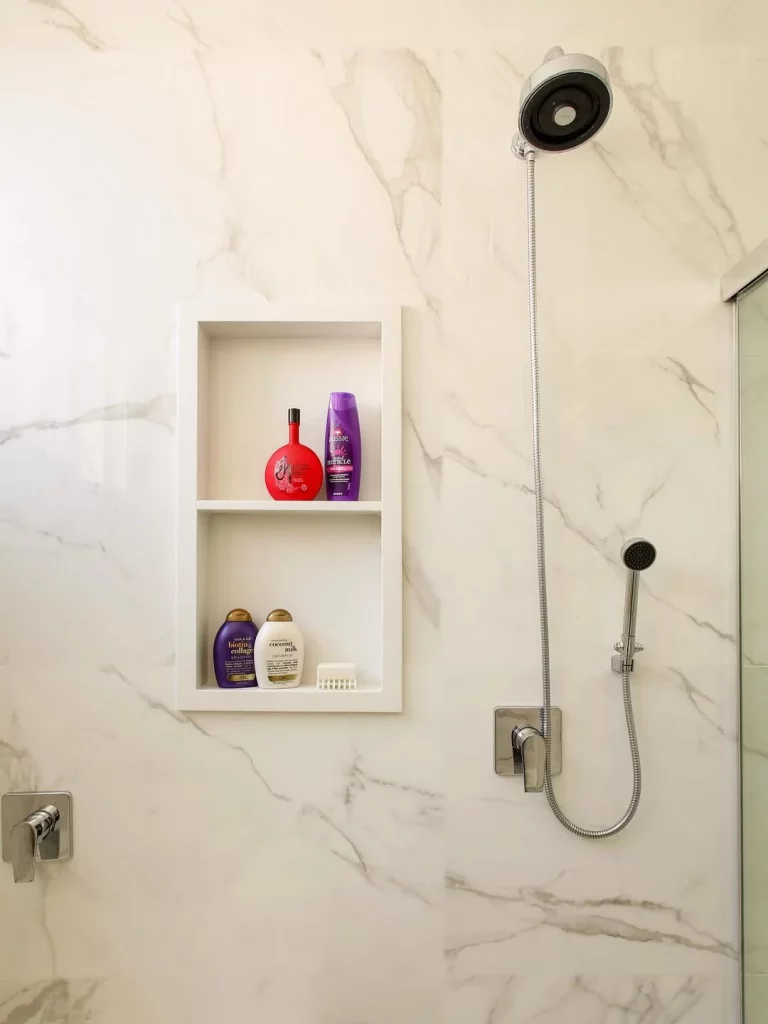 Nicho no banheiro na parede marmorizada.